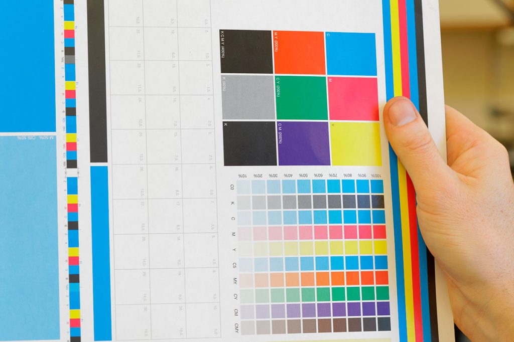 Pliego de imprenta con marcas principales que se tienen en cuenta para artes finales en InDesign.