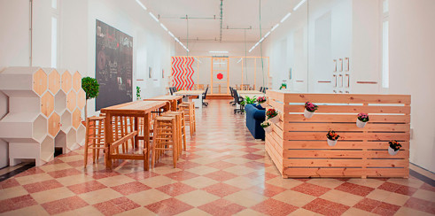 Coworking de La Térmica, realizado con materiales reciclados.